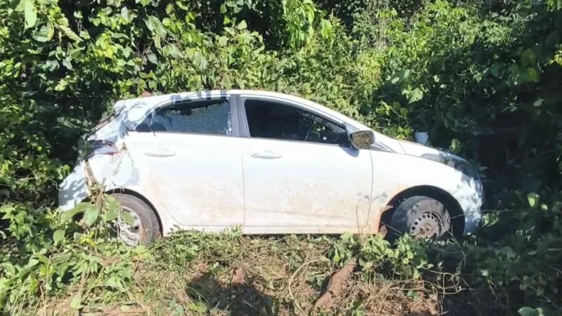 Sinop: condutor perde controle da direção, carro sai de pista e capota em rodovia