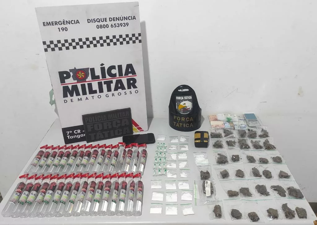 Força Tática prende homem com porções de drogas e frascos de lança-perfume