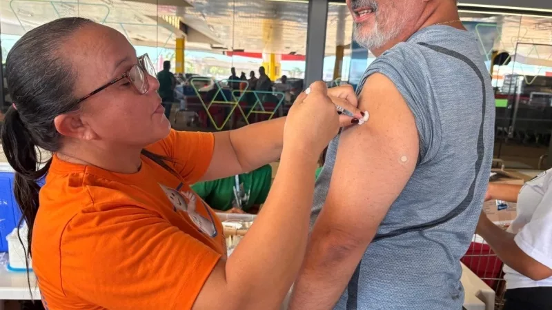 Prefeitura de Sinop realiza vacinação no Super Atacado Machado Vitória Régia neste sábado (14)