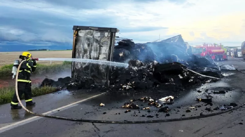 Carreta carregada pega fogo na BR-163 em Nova Mutum