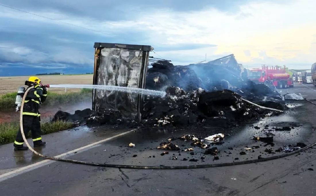 Carreta carregada pega fogo na BR-163 em Nova Mutum