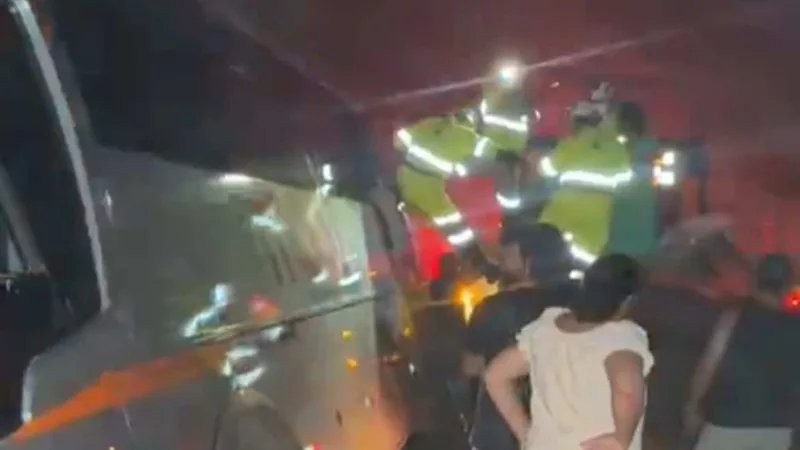 Ônibus com 30 passageiros tem saída de pista na BR-163 em Sinop