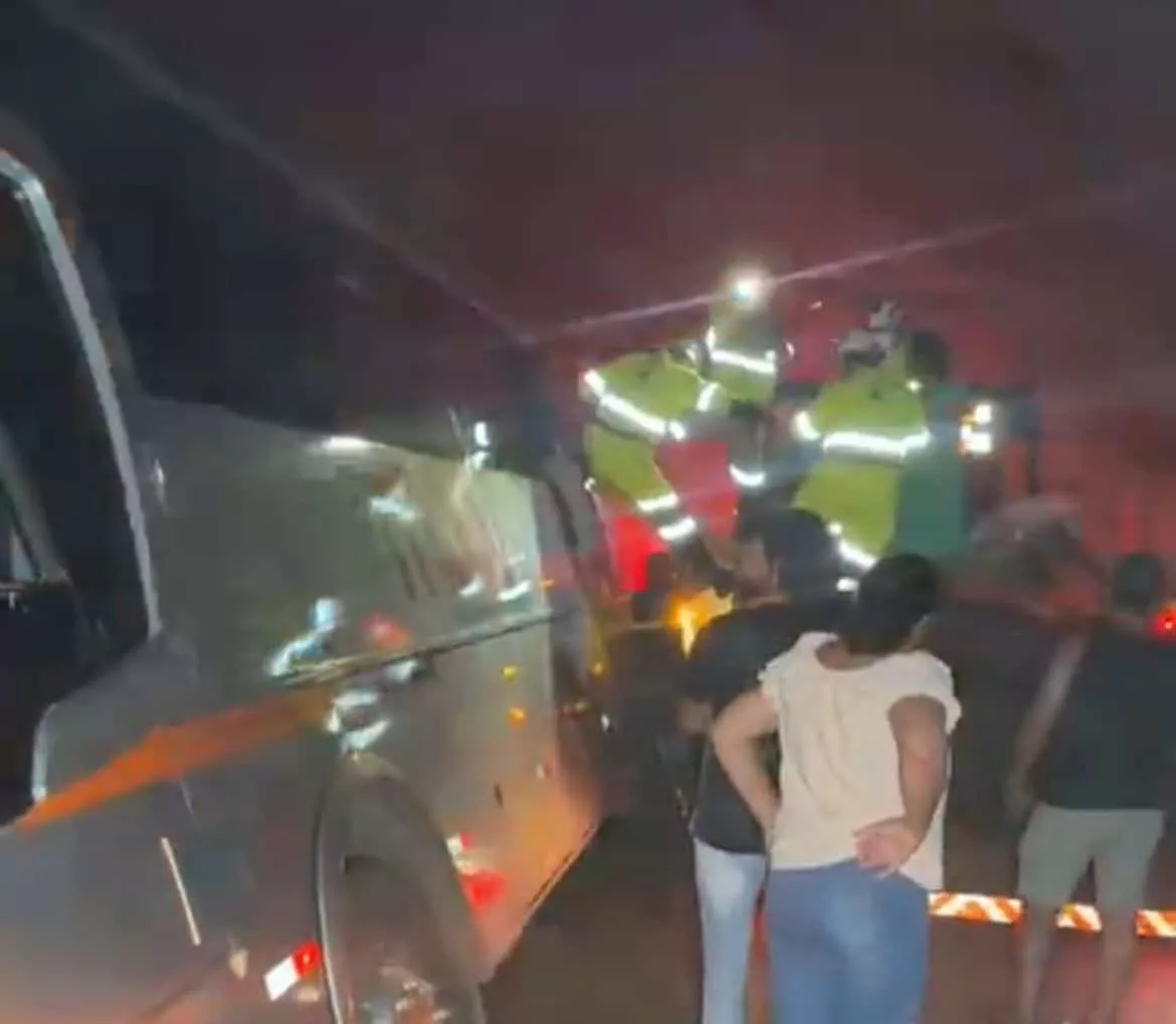 Ônibus com 30 passageiros tem saída de pista na BR-163 em Sinop
