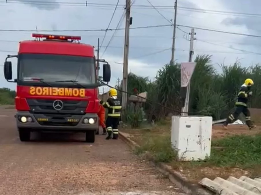 Corpo de Bombeiros combate incêndio em residência